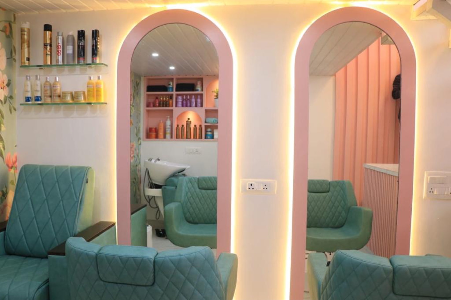 Salon lounge